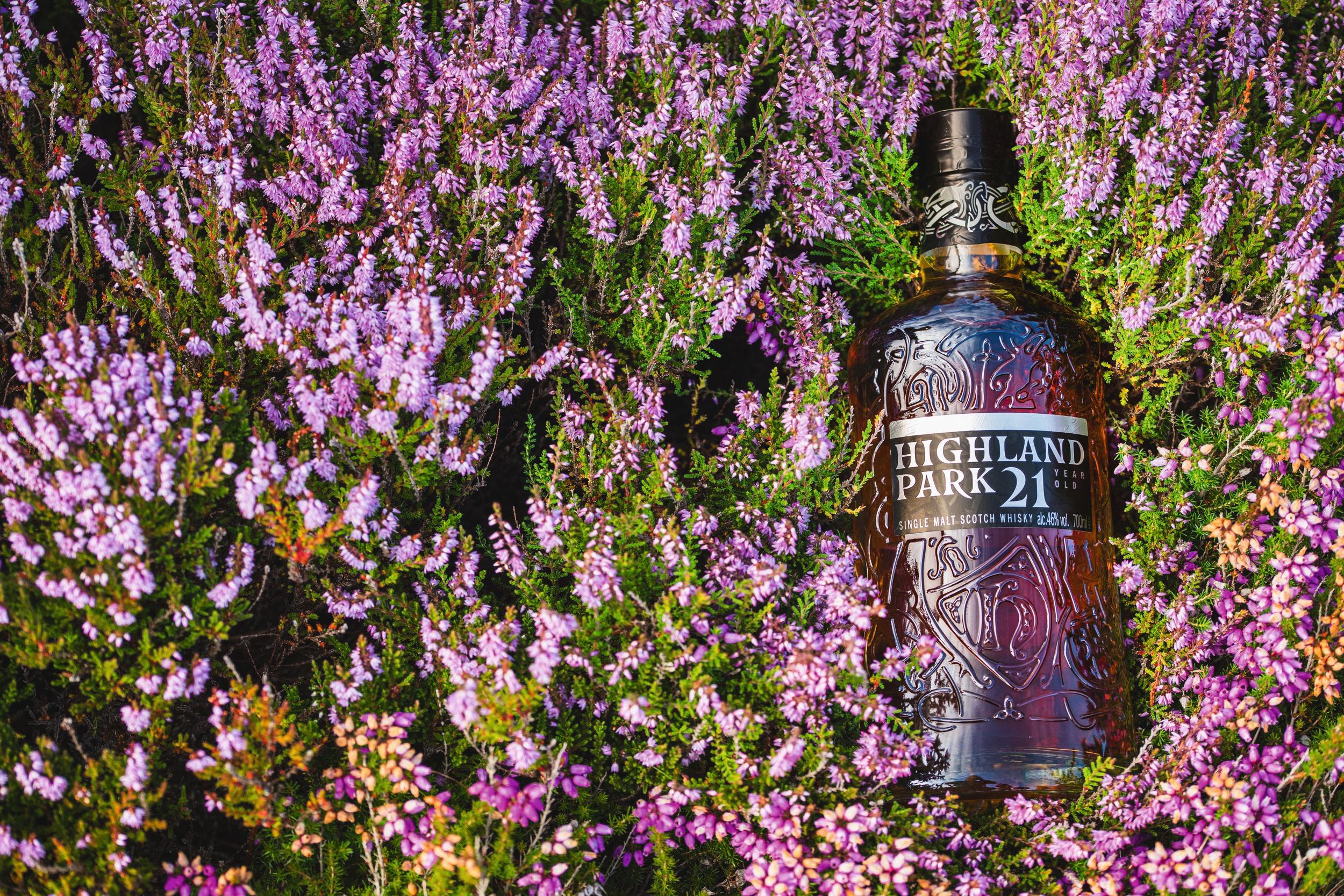 Flaske med Highland Park 21 som ligger i lavendel