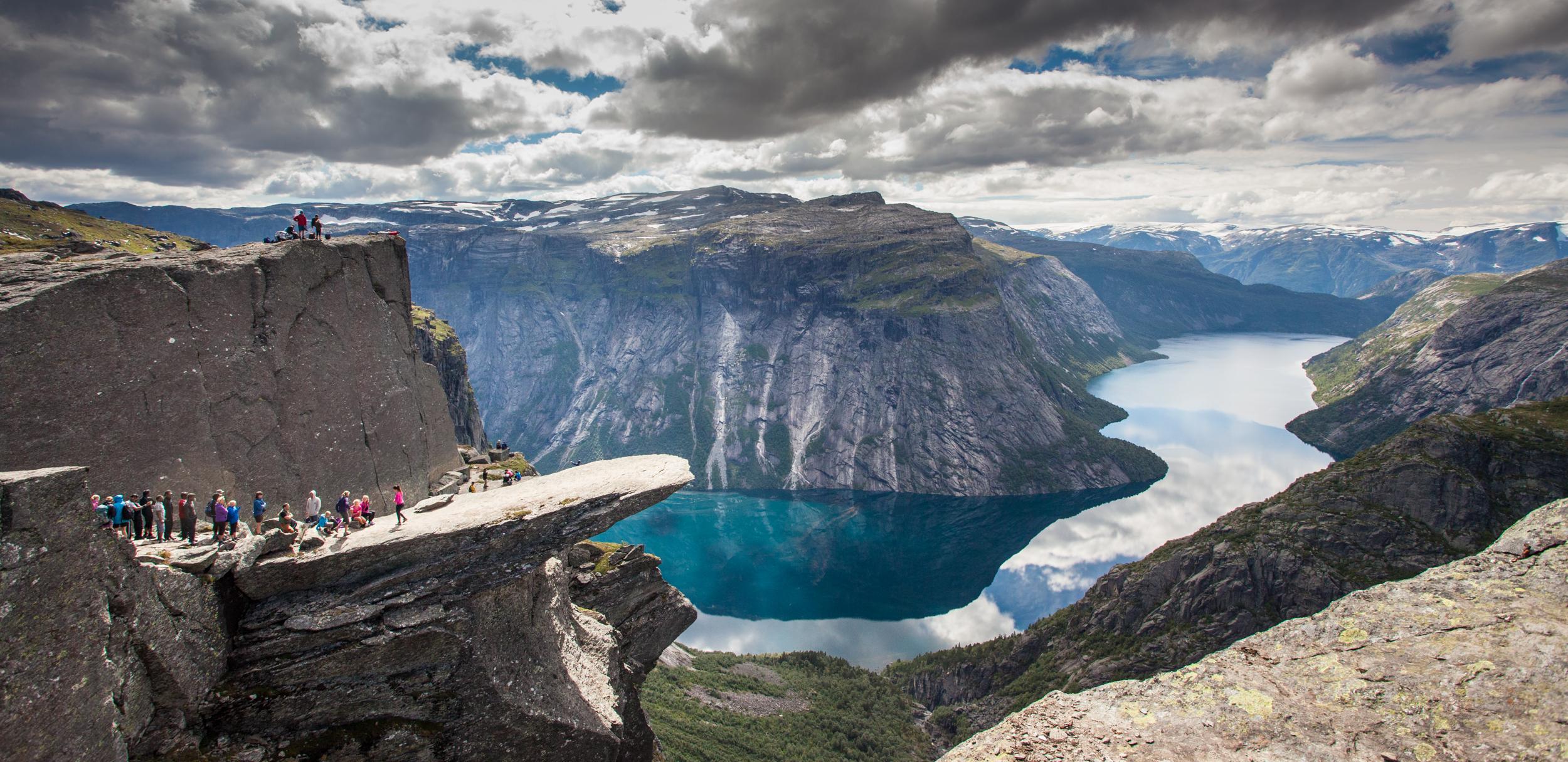 Turistar på Trolltunga