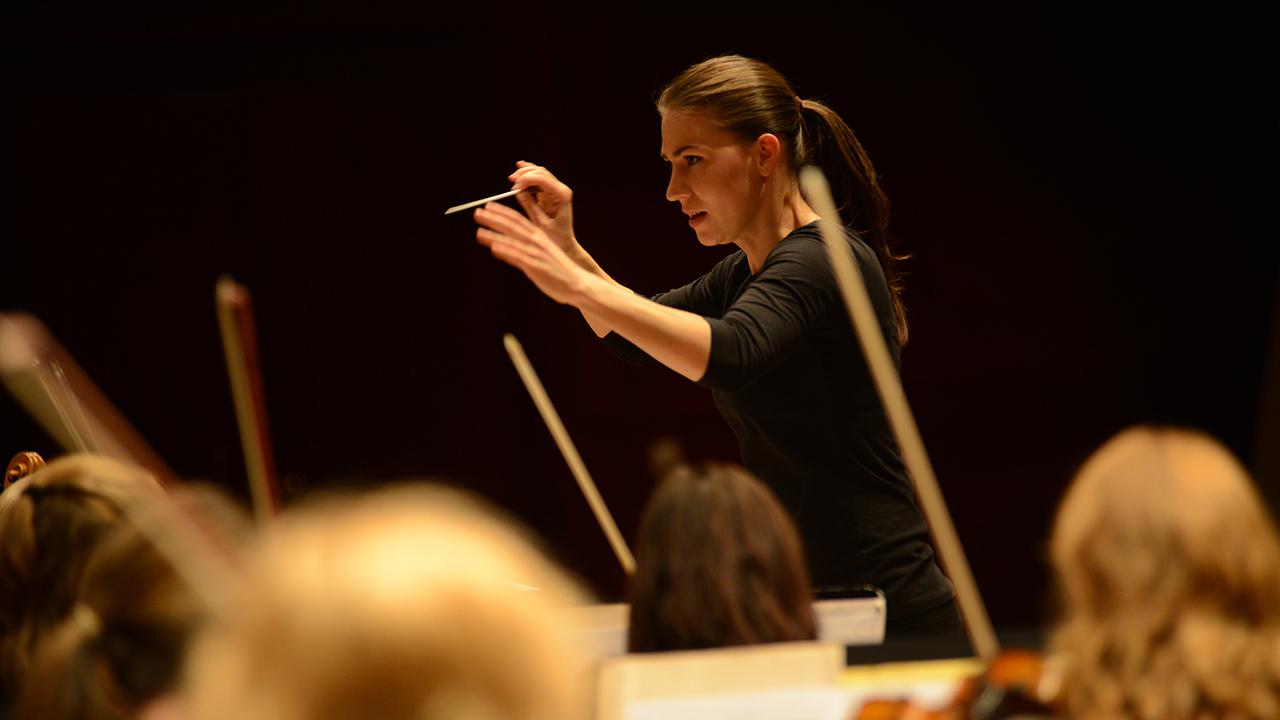 Marta Gardolinska dirigerer på konserten