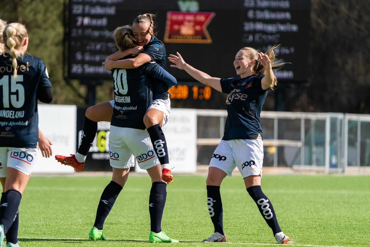 Viking kvinner på fotballbane