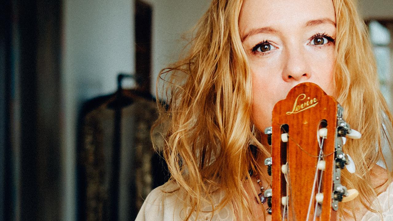 Lisa Ekdahl med gitar