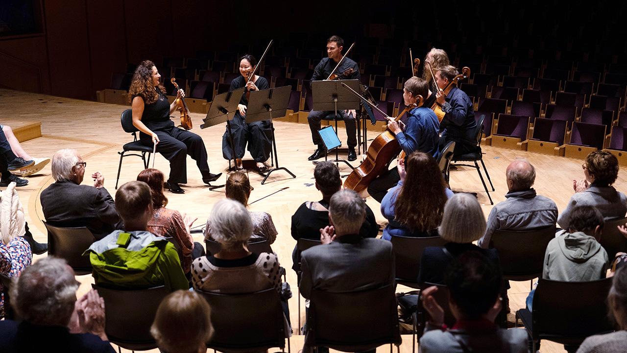 Ivana Jasova, Åsne Fluge James, Elisabet Skaar Sijpkens, Liv Opdal spiller på scenen