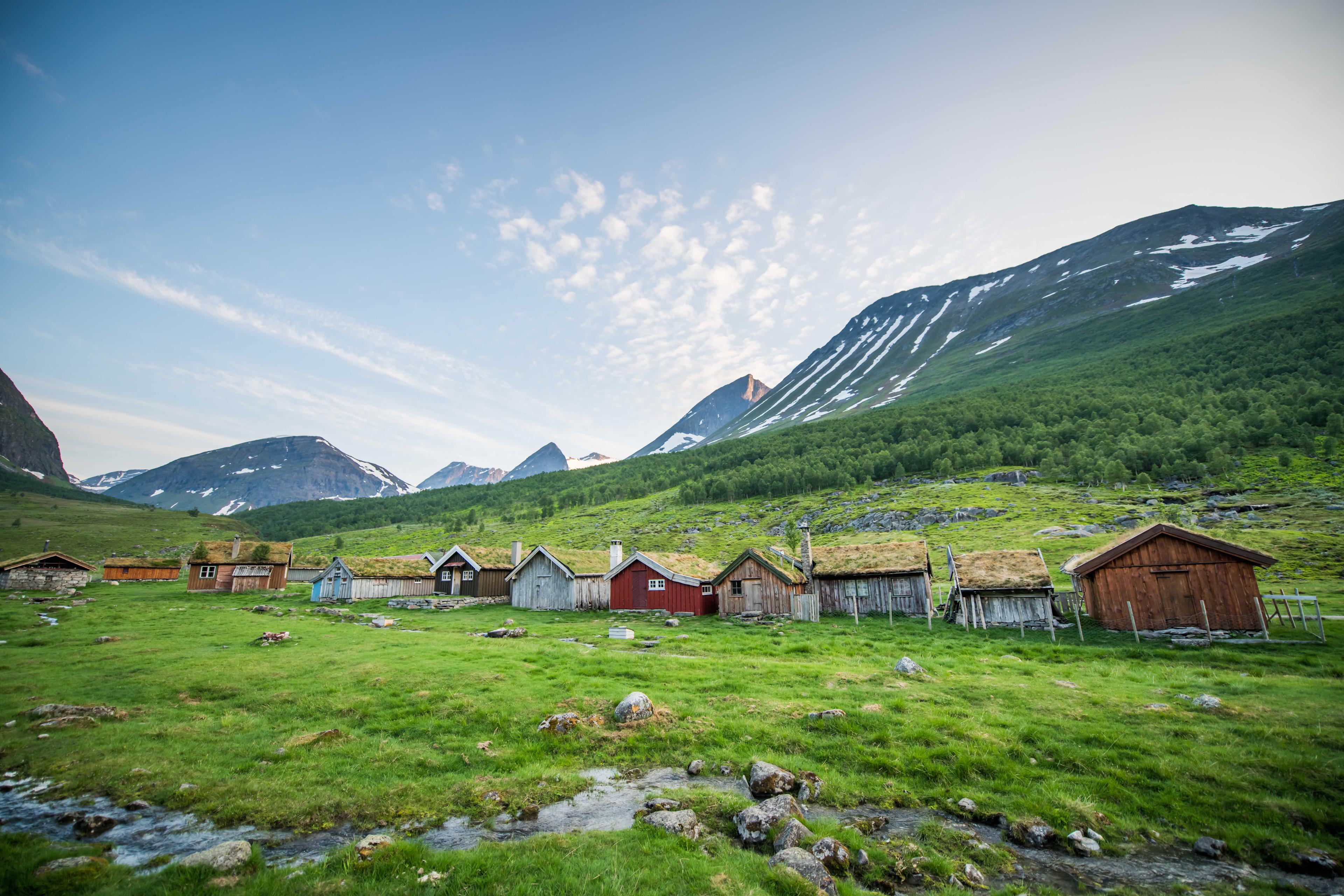 På turen over fjellet passerer vi Herdalssetra og nyter en kortreist smakebit av fjell og fjorder.