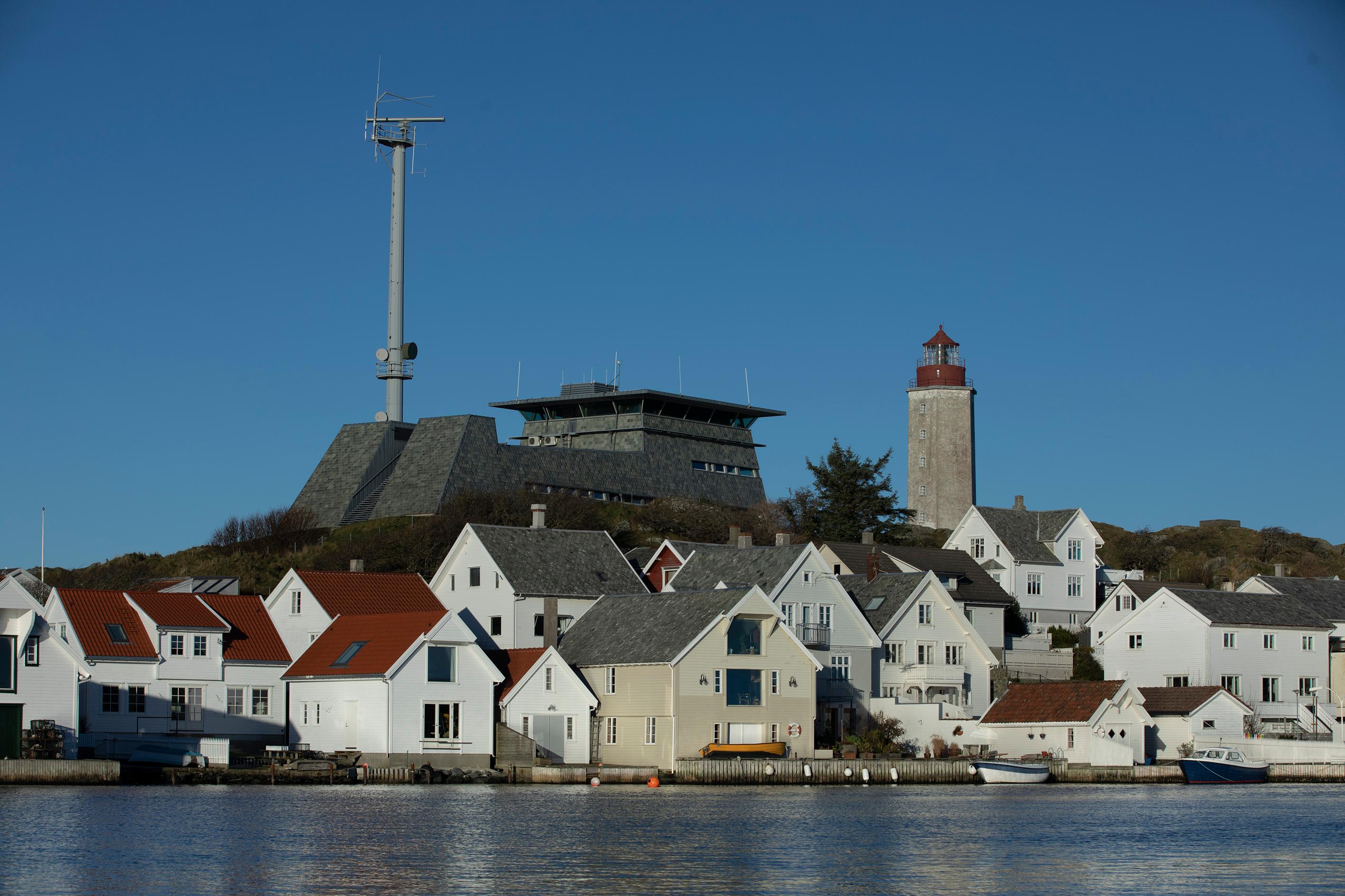 Fra gjestehavnet ser du trafikksentralen på Kvitsøy.