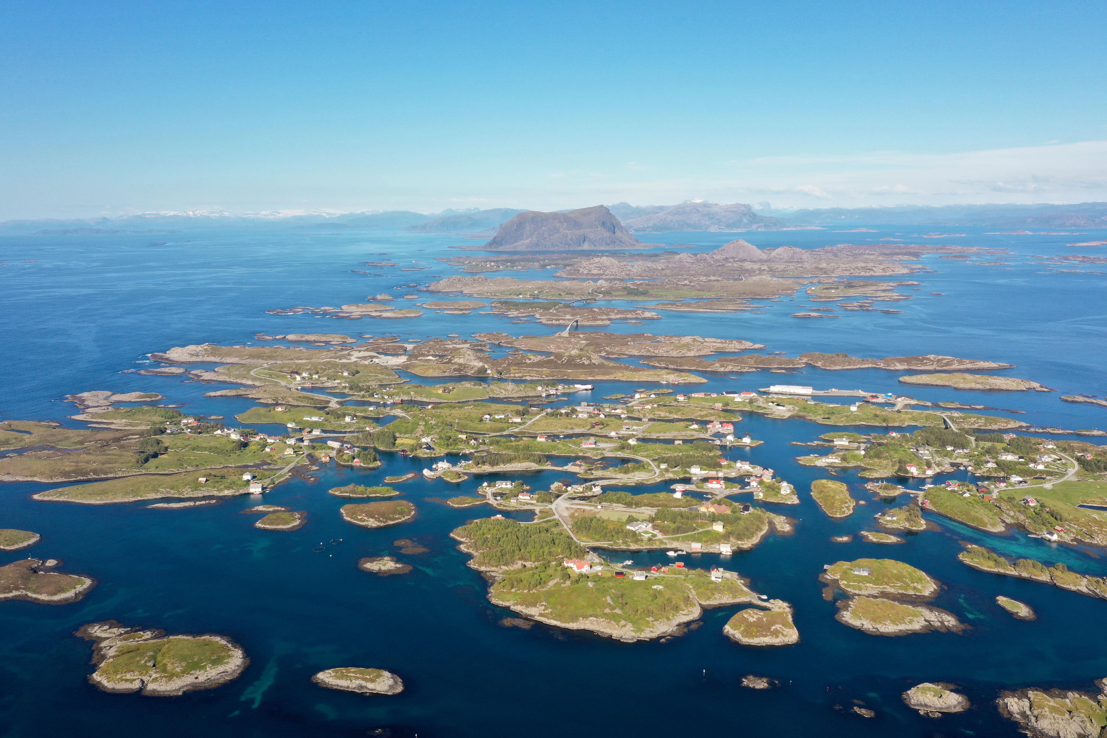 Oversiktsbilete av Bulandet og Værlandet, og øya Alden.