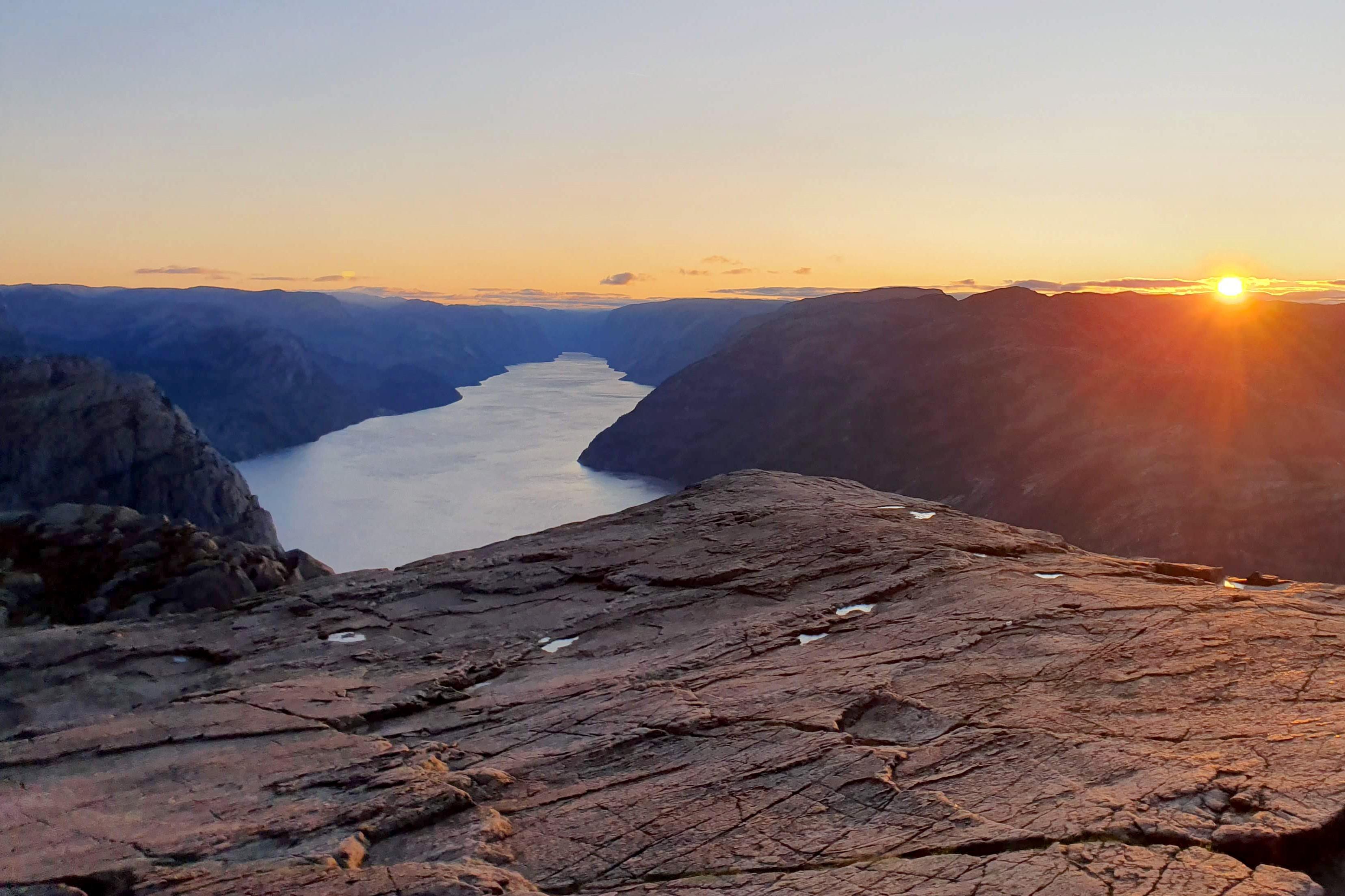 Soloppgang fra Preikestolen med utsikt over Lysefjorden.