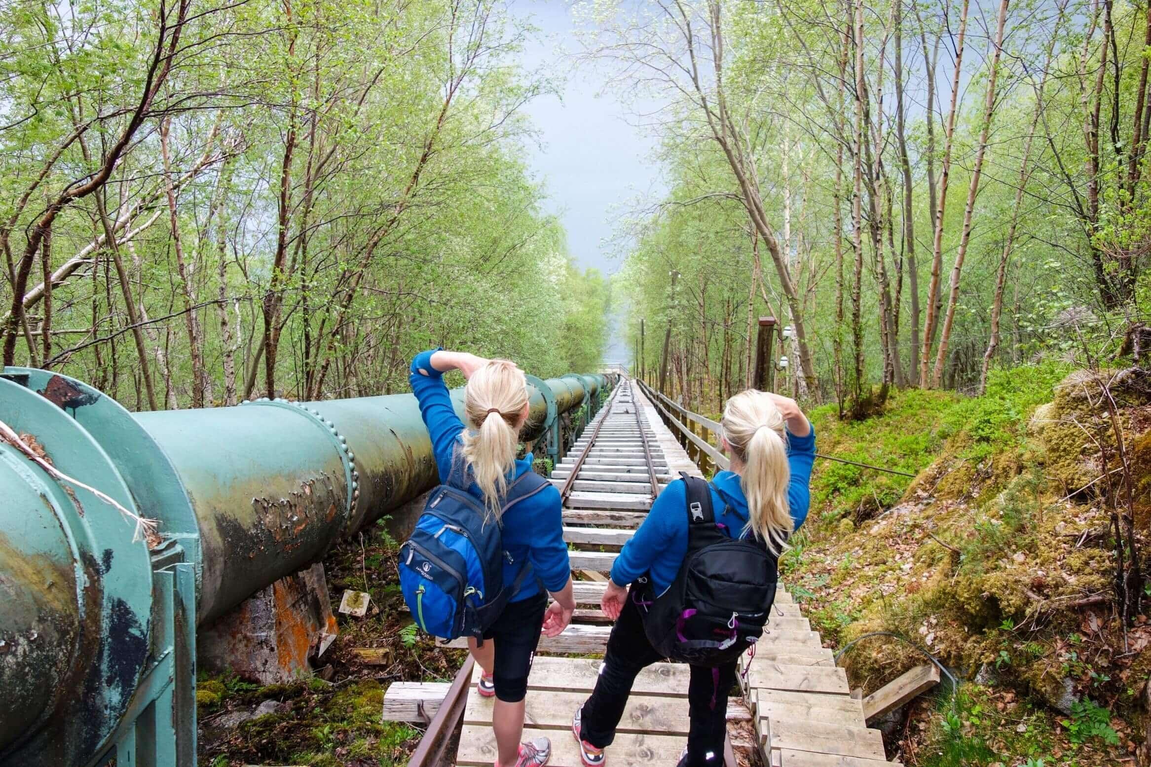 To kvinner som står øverst i de lange tretrappene på Flørli og ser nedover.