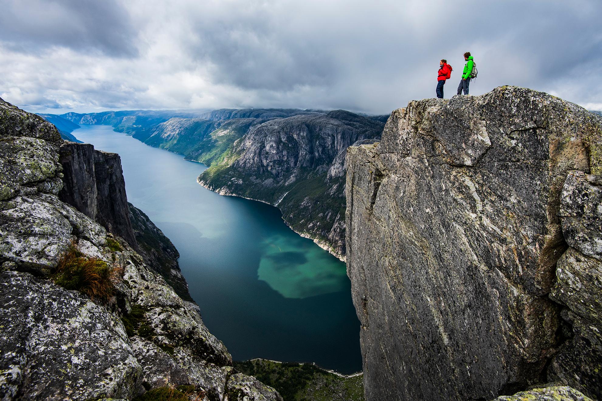 To personer som nyter utsikten over Lysefjorden fra Kjerag.