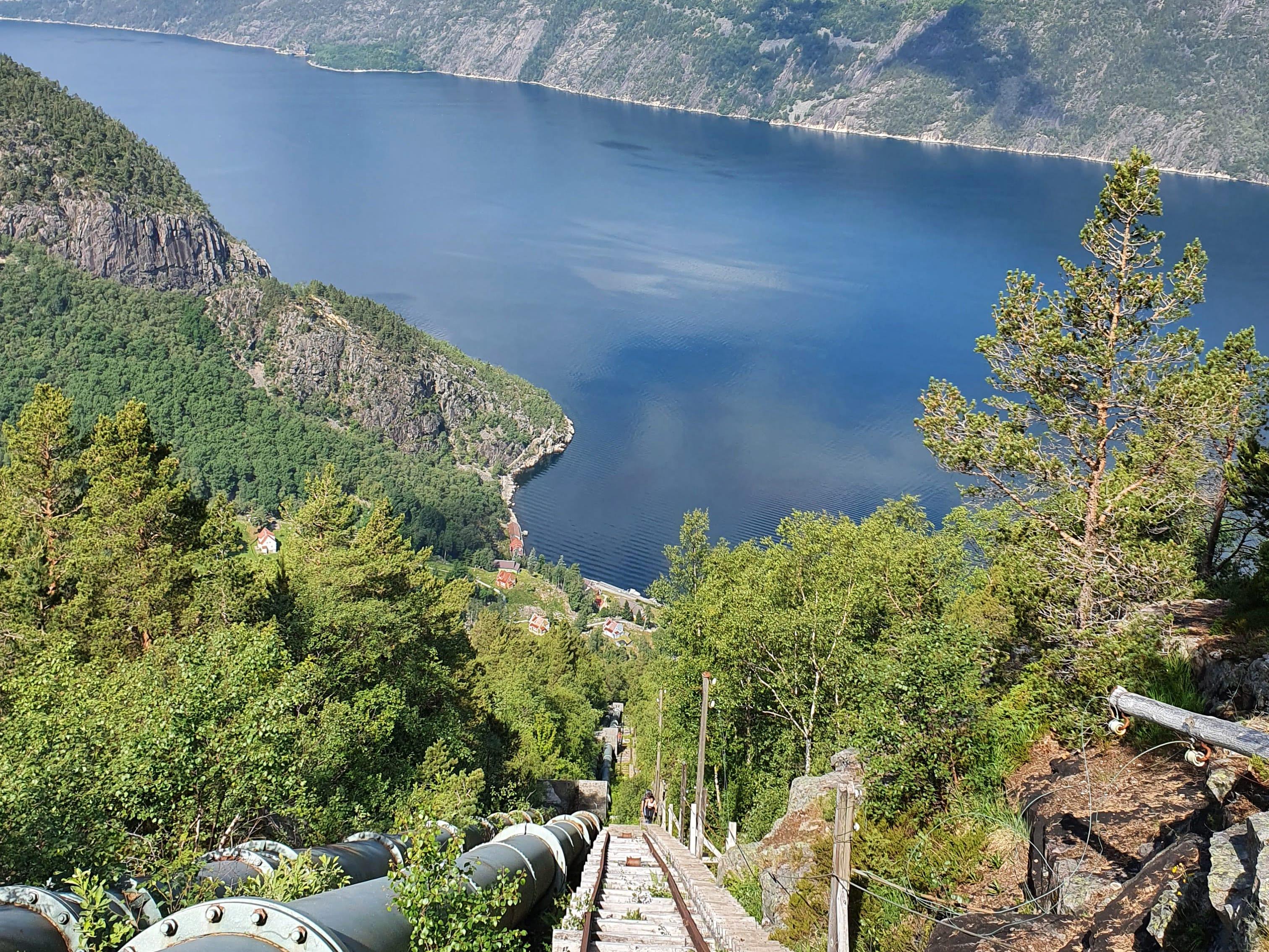 Utsikt over Lysefjorden fra verdens lengste tretrapp i Flørli.