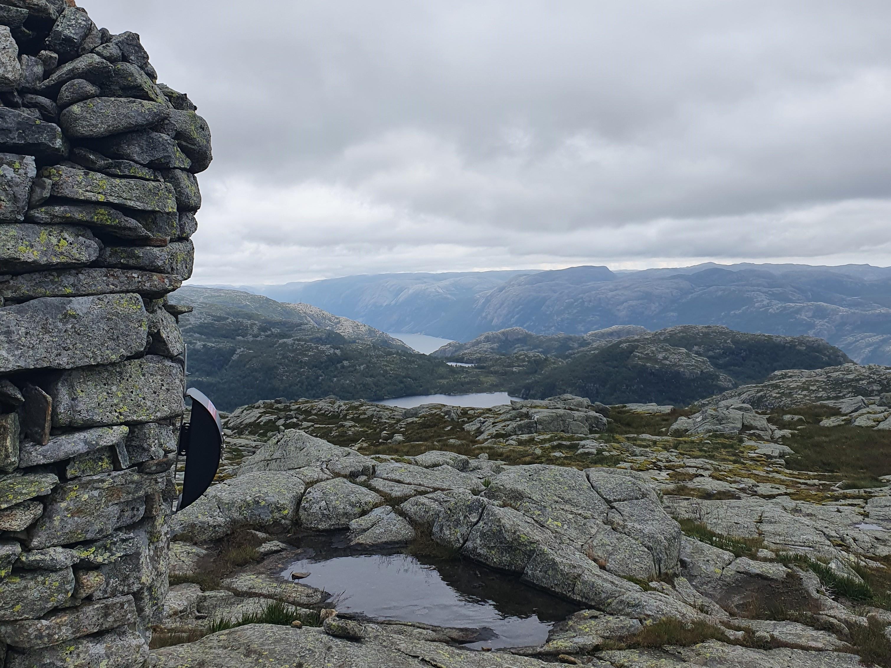 Varden på Moslifjellet med utsikt over berg, fjell og Lysefjorden.