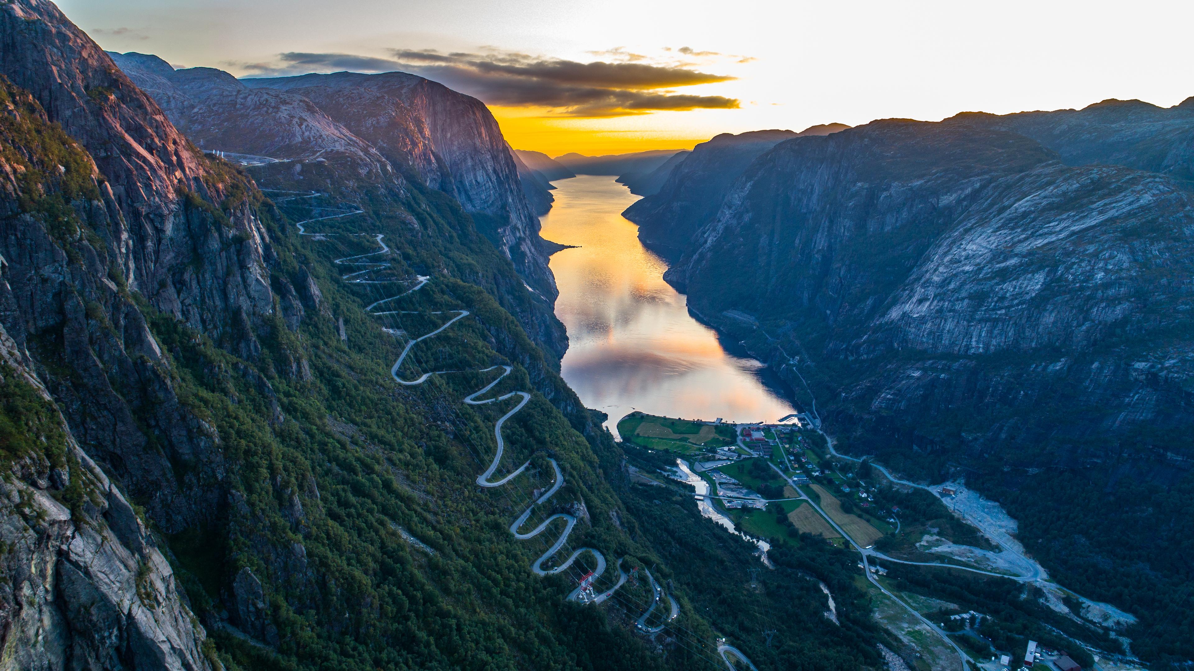 Oversiktsbilde over Lysebotn med hårnålsvingene og Lysefjorden mens solen går ned.