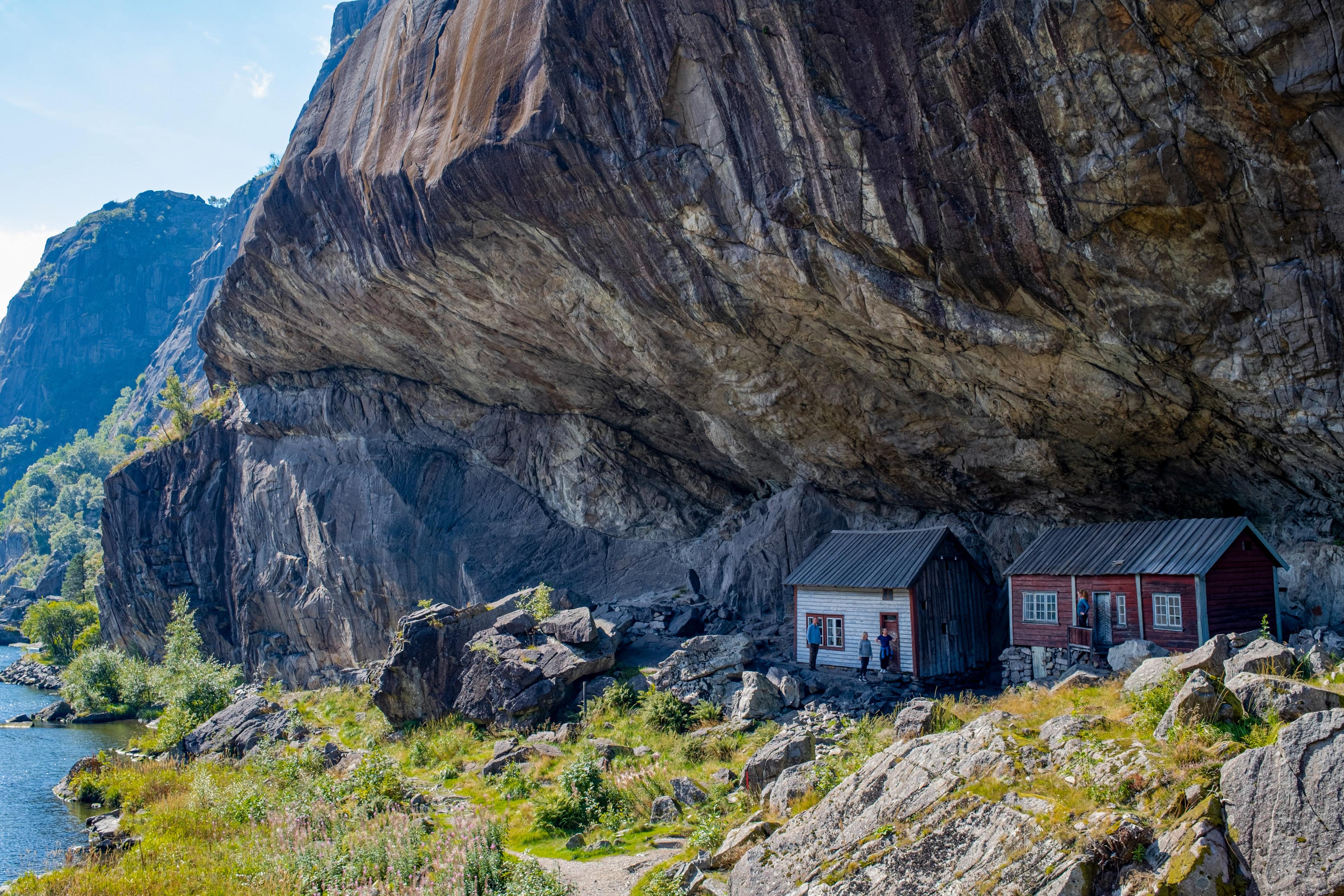 Husene under helleren og litt av fjorden Jøssingfjord til venstre.