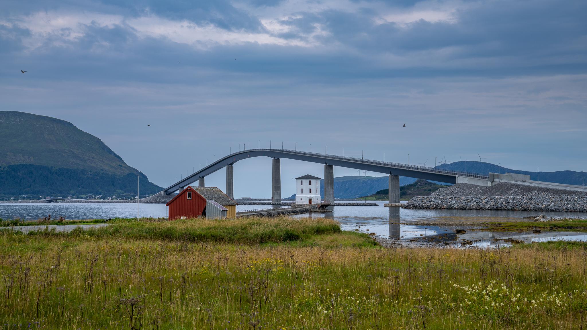 Lepsøyrevet Fyr med Lepsøybrua og nokre av nordøyane i bakgrunnen.