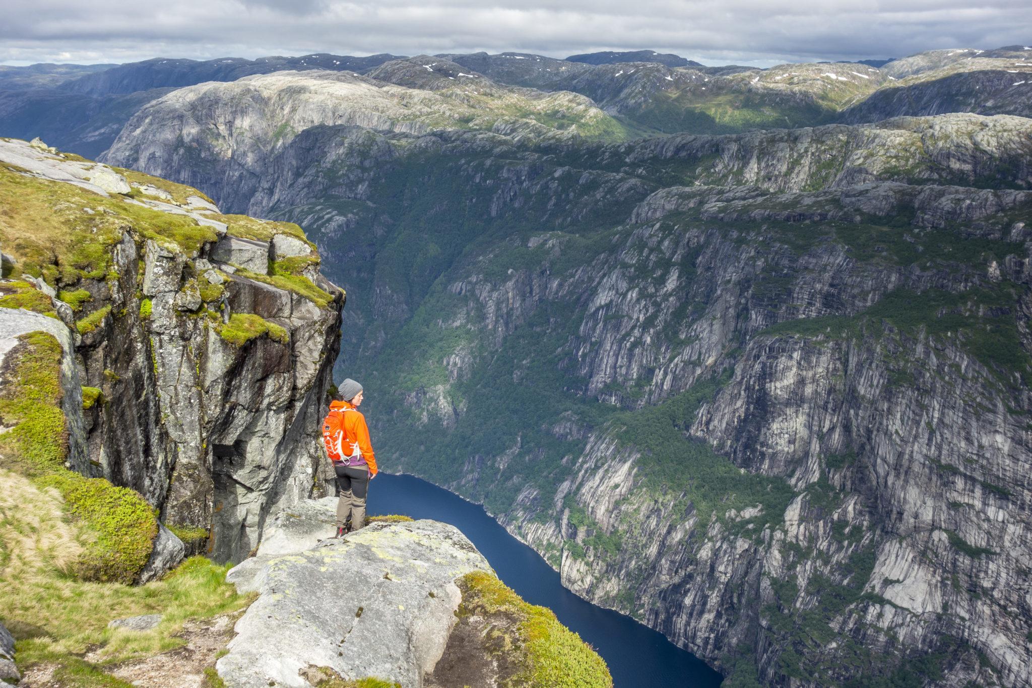 En person som nyter utsikten fra platået på Kjerag.