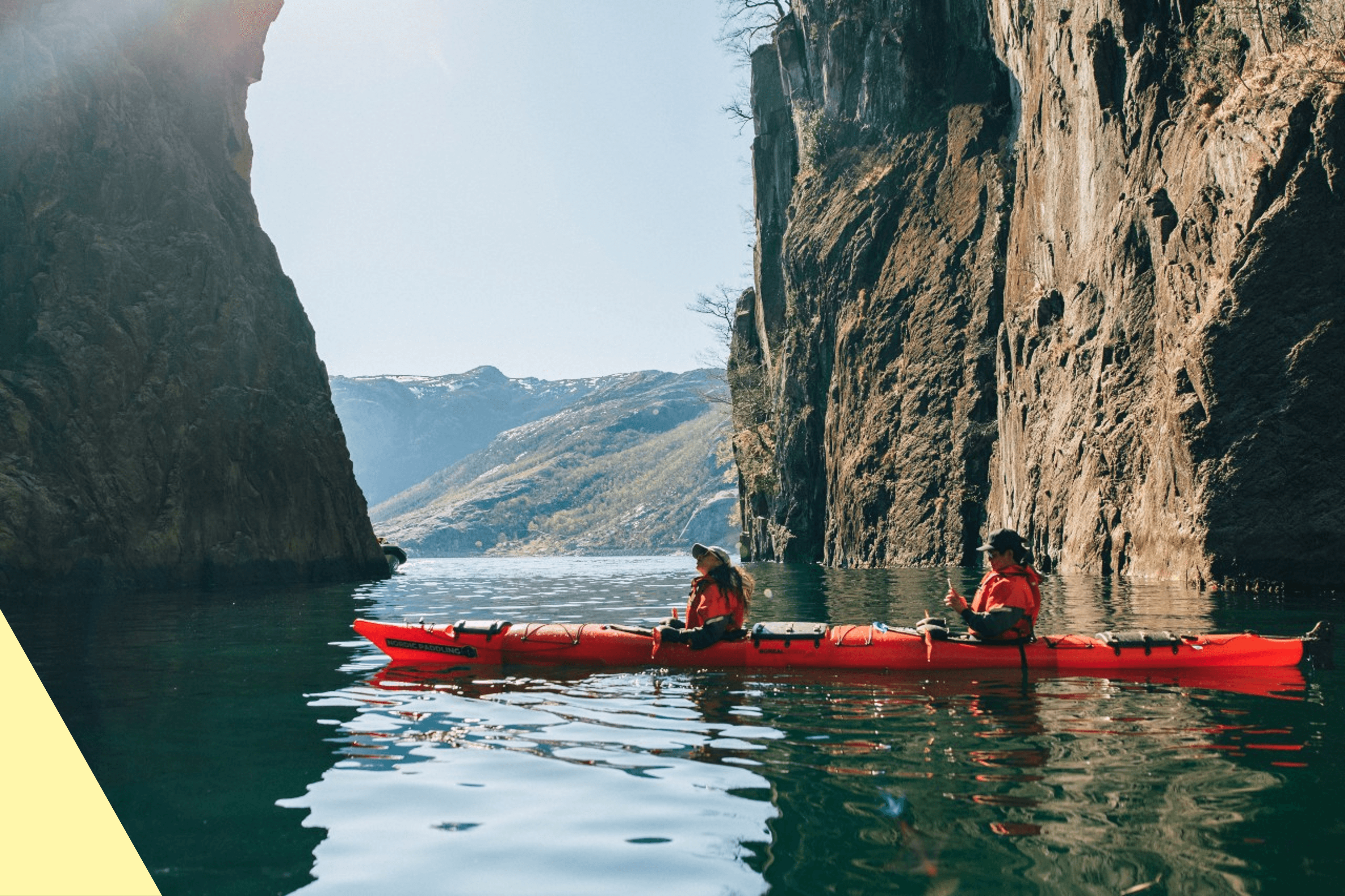 To personer i kajakk i Lysefjorden