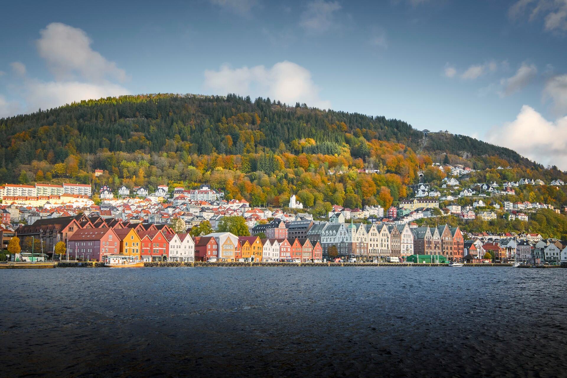 Bryggen i Bergen tatt fra avstand med Sandviken og Fløyen i bakgrunnen.