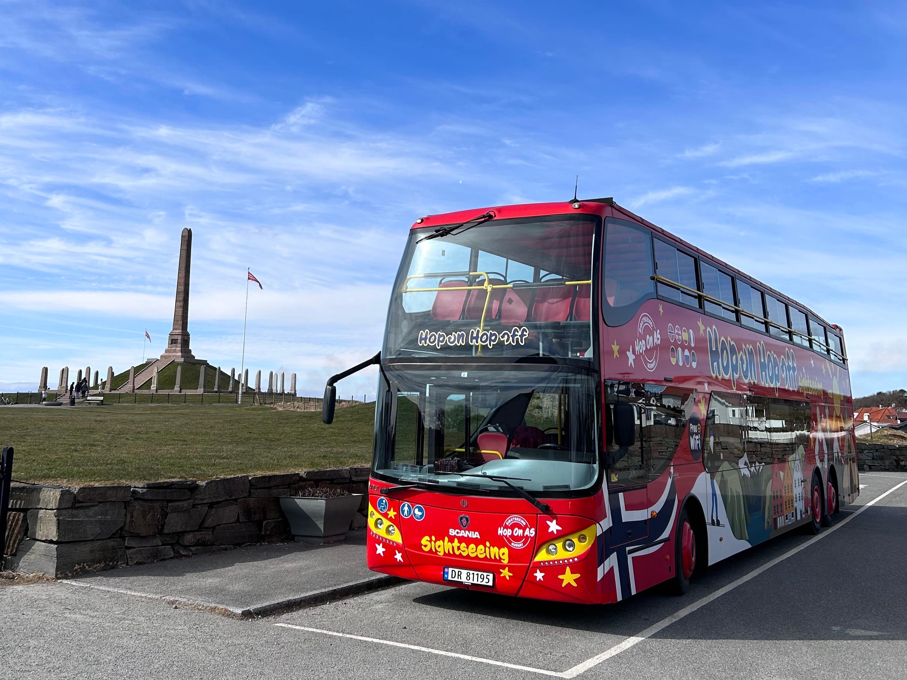 Hop on - hop off buss parkert foran Haraldstøtta i Haugesund.