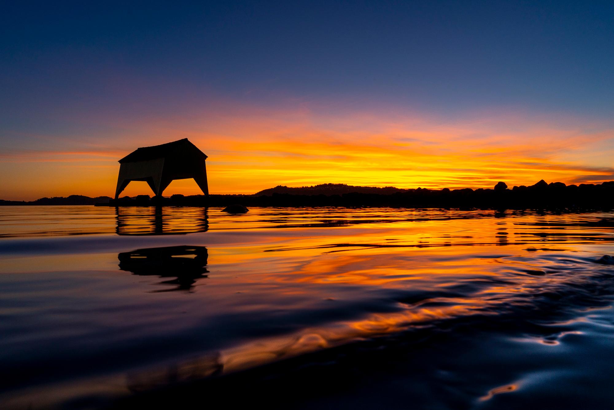 Båthus i solnedgang. Det gule båthuset i Hafrsfjord